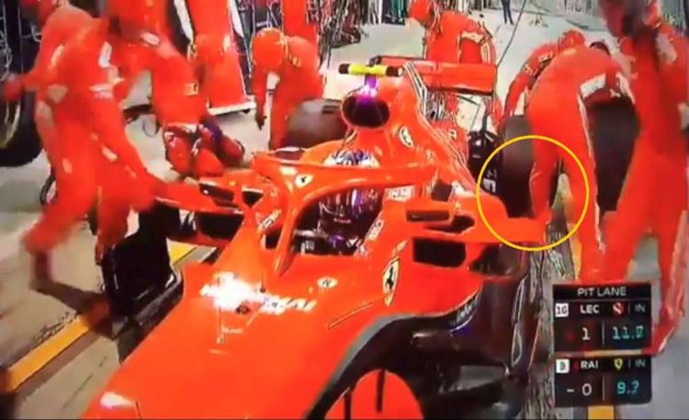 Momenti drammatici ai box Ferrari: Raikkonen ha visto la luce verde ed  partito dal suo pit stop quando i meccanici erano ancora al lavoro. Uno di loro aveva la gamba esattamente davanti allo pneumatico posteriore sinistro della Ferrari